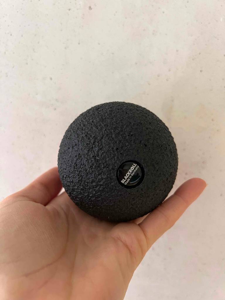 Faszienball-Test: schwarzer Faszienball auf einer Hand