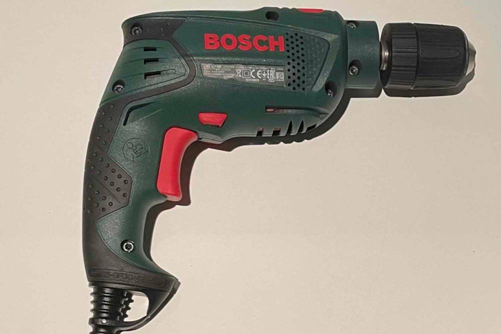Bosch-Schlagbohrmaschine im Test: Gerät liegt auf der Seite auf einer hellen Oberfläche