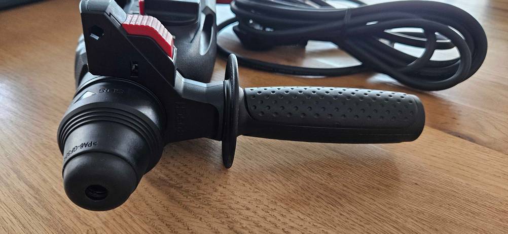 Bosch-Bohrhammer im Test: Griff eines Bosch-Bohrhammers im Fokus.