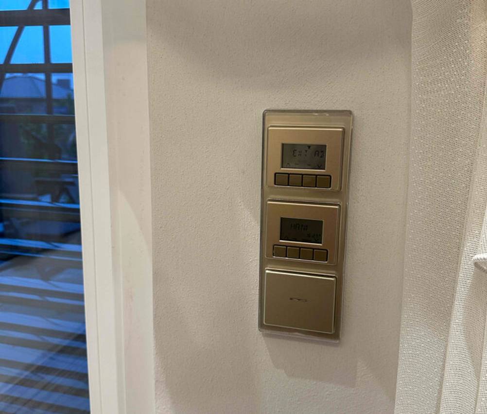 Frontaufnahme einer getesteten Rollladen-Zeitschaltuhr, die an einer Wand hängt.