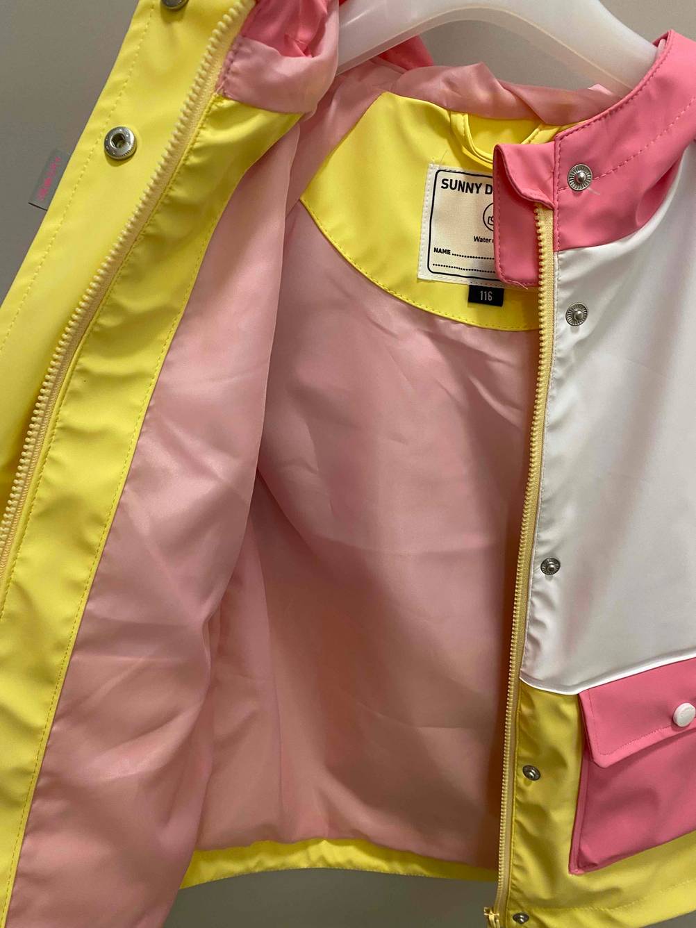 Regenjacke geöffnet.