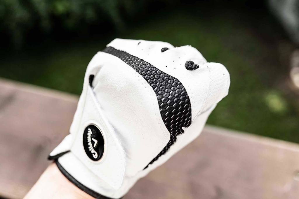 Eine Hand zur Faust geballt trägt einen getesteten Golfhandschuh