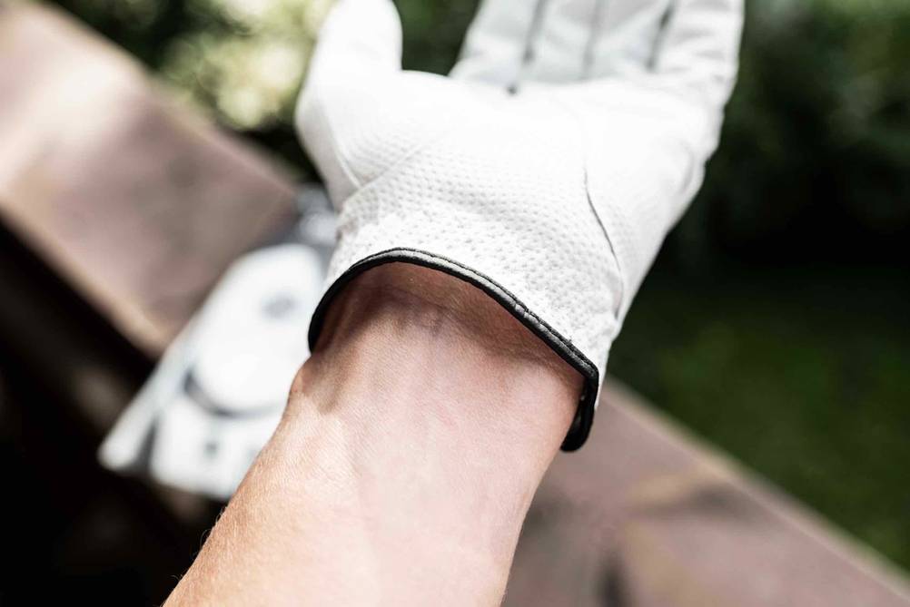 Golfhandschuh im Test: ein angezogener Golfhandschuh mit Blick auf den Bund.