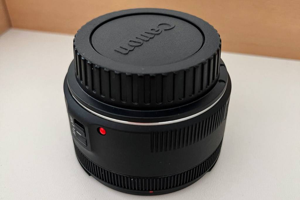 Objektive für Canon im Test: Objektiv auf einer hellen Oberfläche von schräg oben