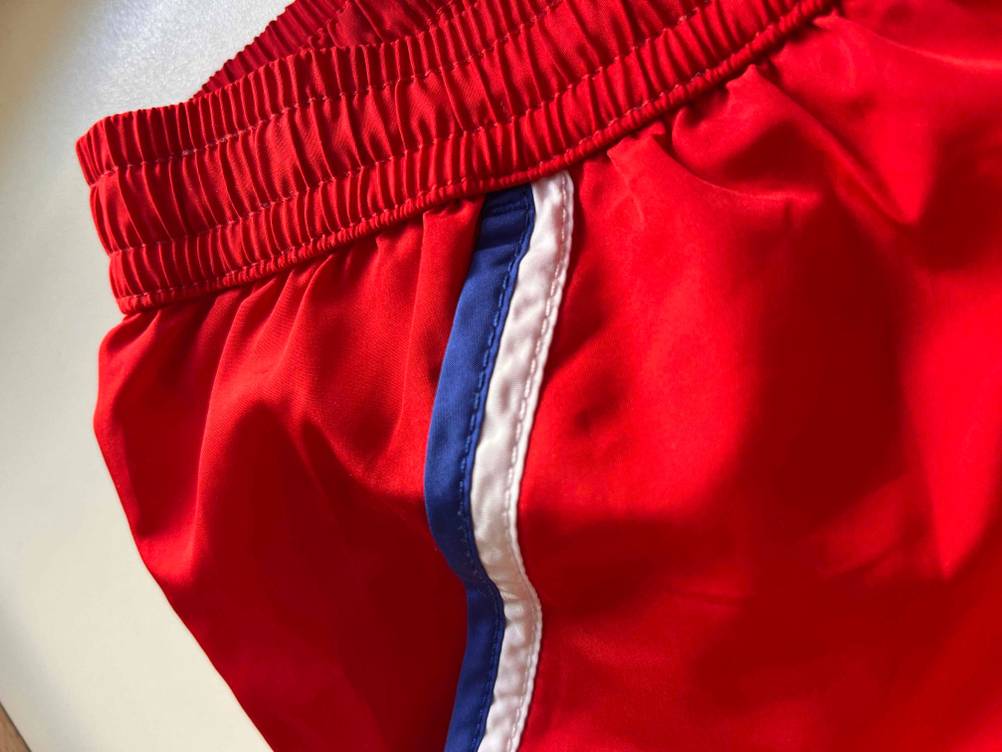 Badehosen-Test: Bund von einer roten Badehose im Fokus.