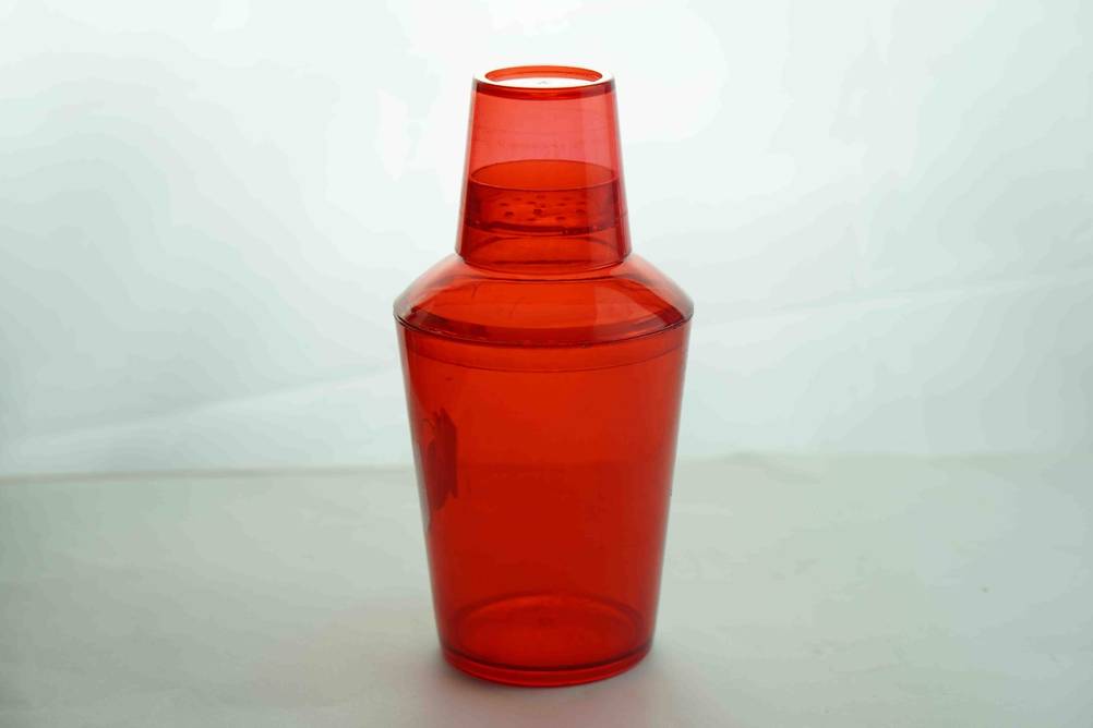 Auf einer weißen Fläche steht ein getesteter Cocktail-Shaker