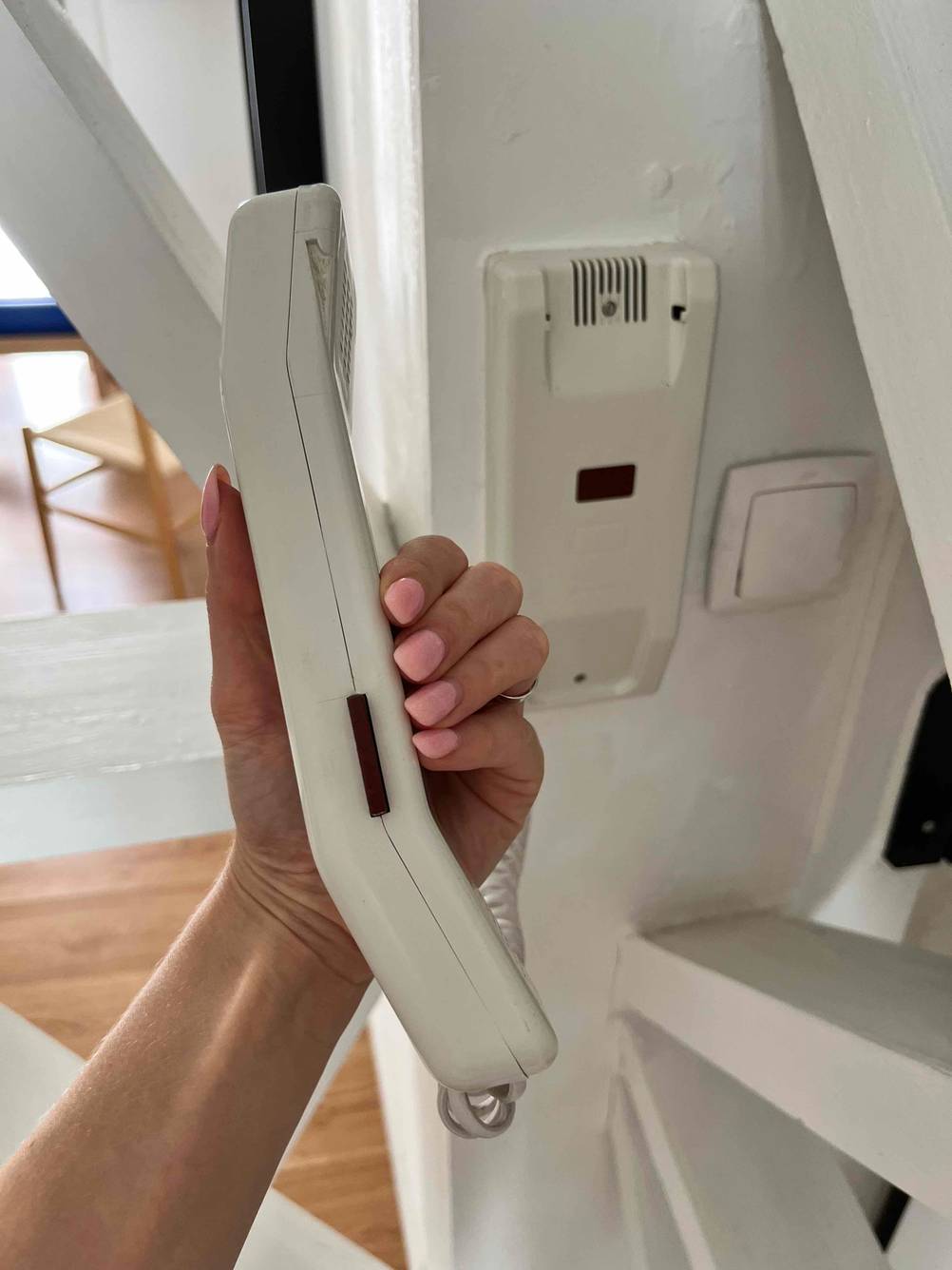 Türsprechanlage im Test: Hörer von Türsprechanlage wird mit der Seite ersichtlich in der Hand gehalten.