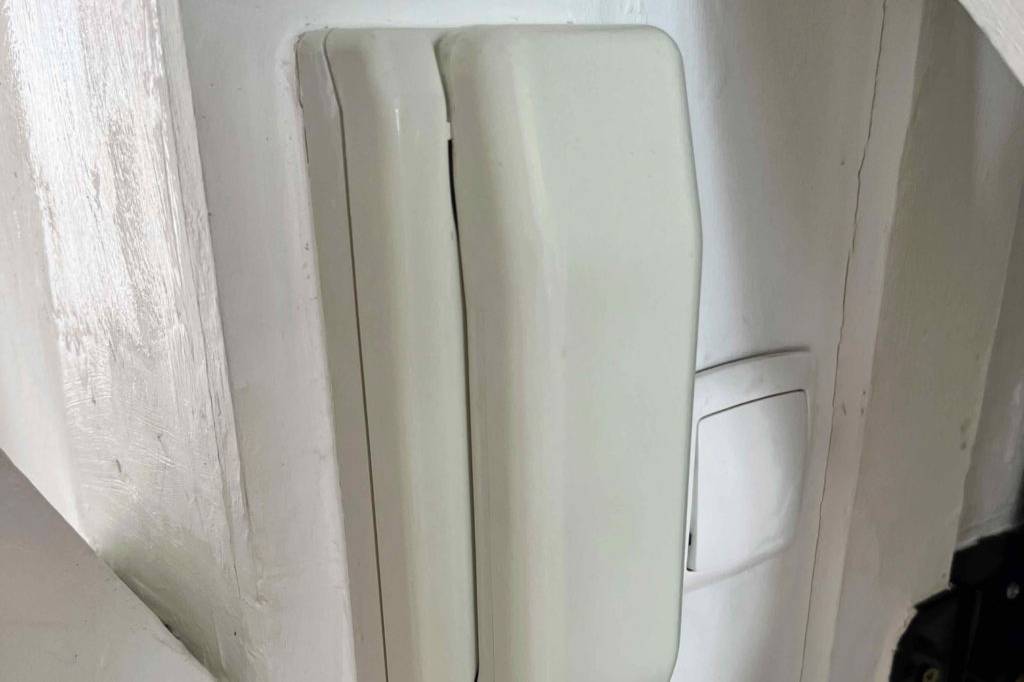 Getestete Türsprechanlage neben einen Lichtschalter