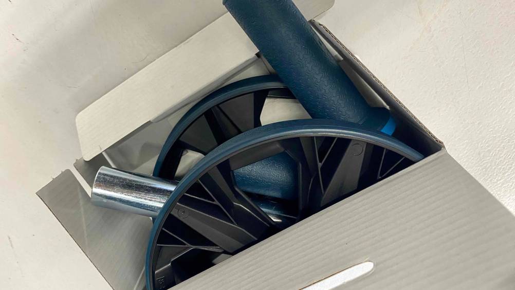 Bauchroller im Test: Bauchroller ragt aus Verpackung heraus. 