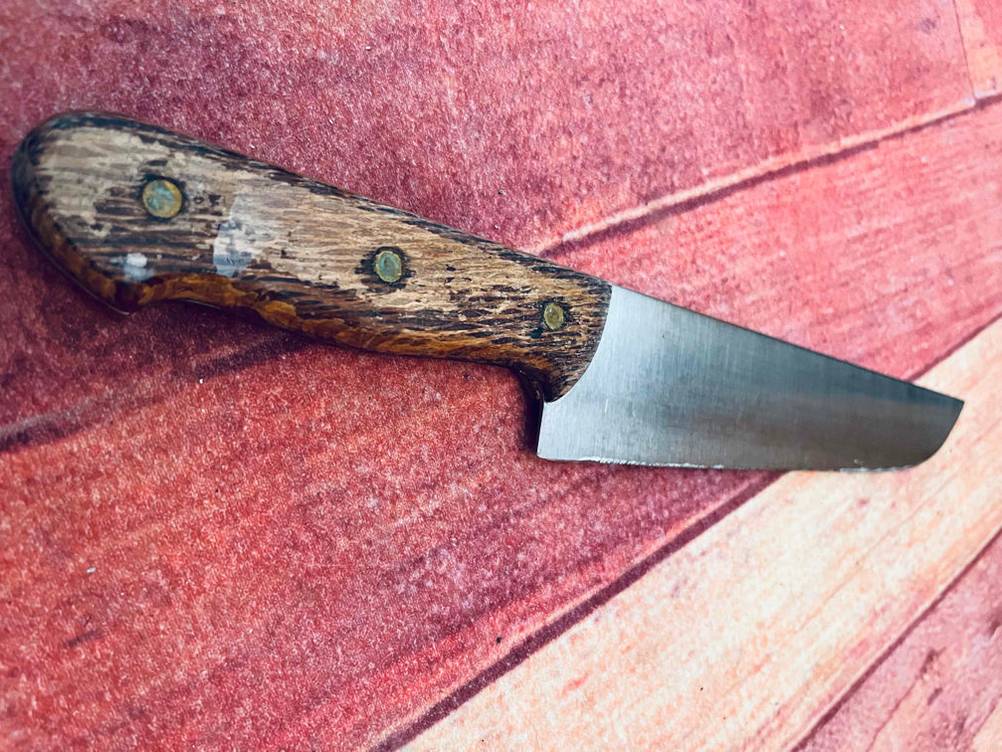 Fleischmesser getestet: ein Fleischmesser mit Holzgriff liegend.
