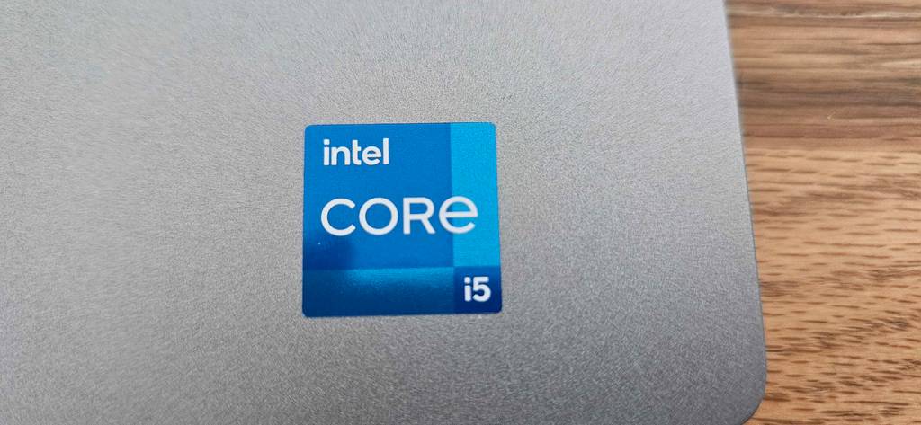 Dell-Laptop getestet: Aufkleber Intel Core i5 in Nahaufnahme.