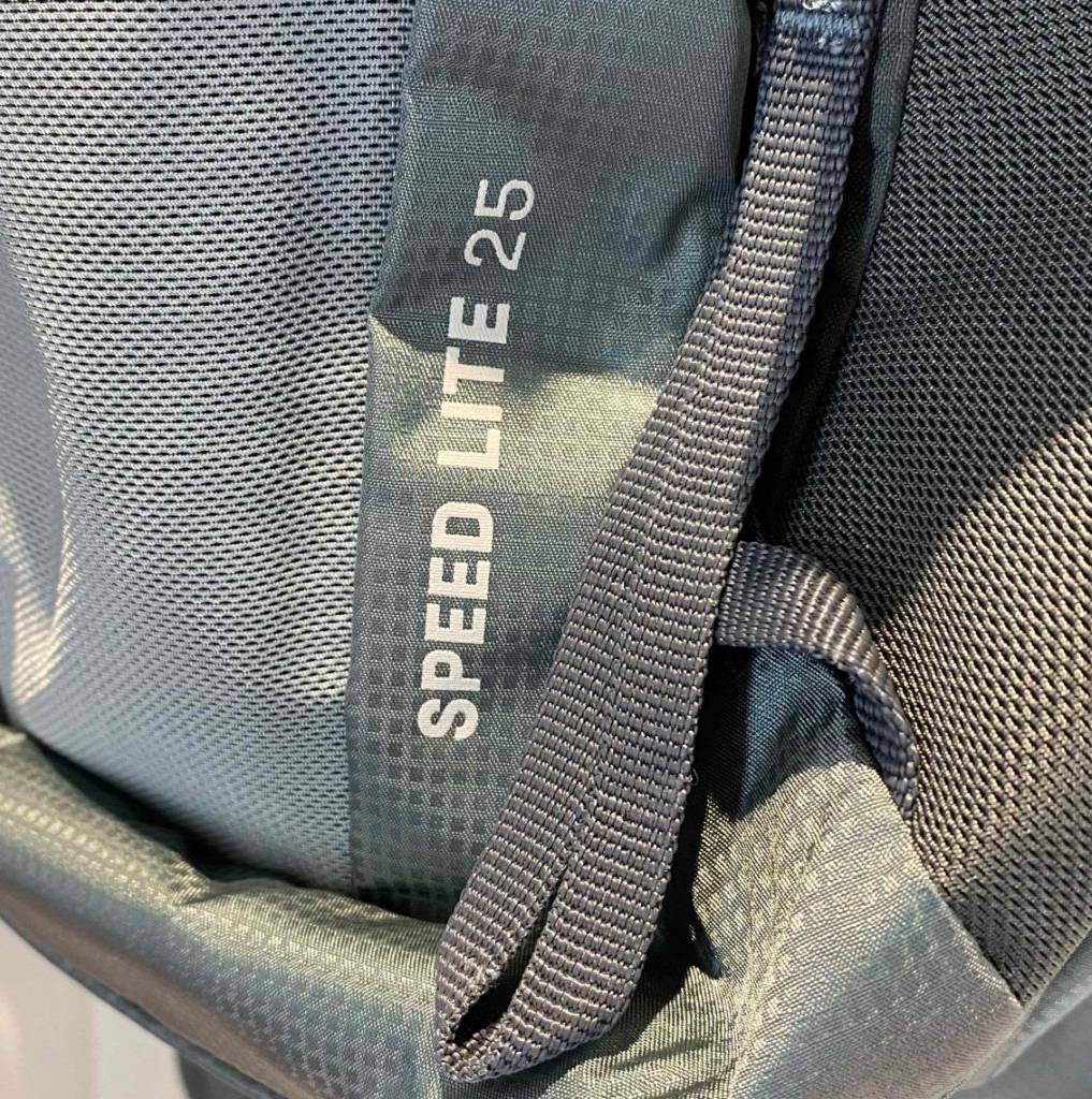 Deuter-Wanderrucksack getestet: Vordeerer Teil eines Deuter-Wanderrucksack mit dem Modellnamen darauf ersichtlich.