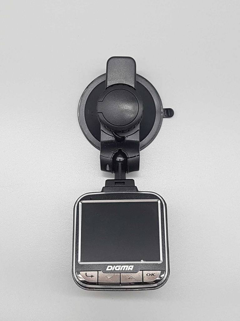 Dashcam getestet: eine Dashcam mit Display auf einer weißen Fläche platziert.