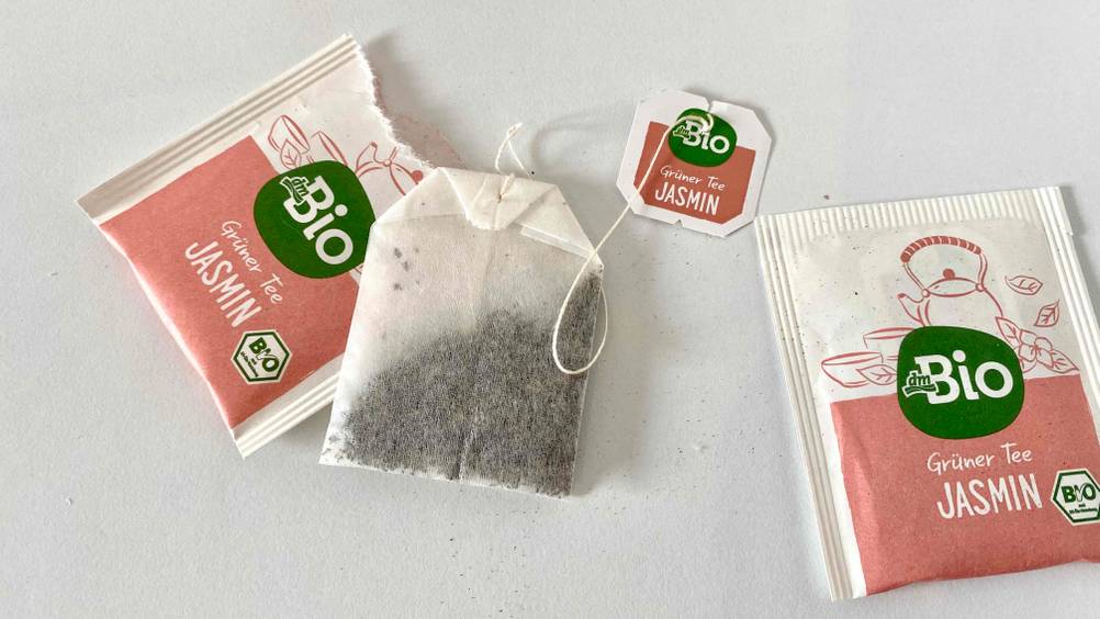 Im Test: Ein Teebeutel des Jasmintees neben seiner Verpackung.