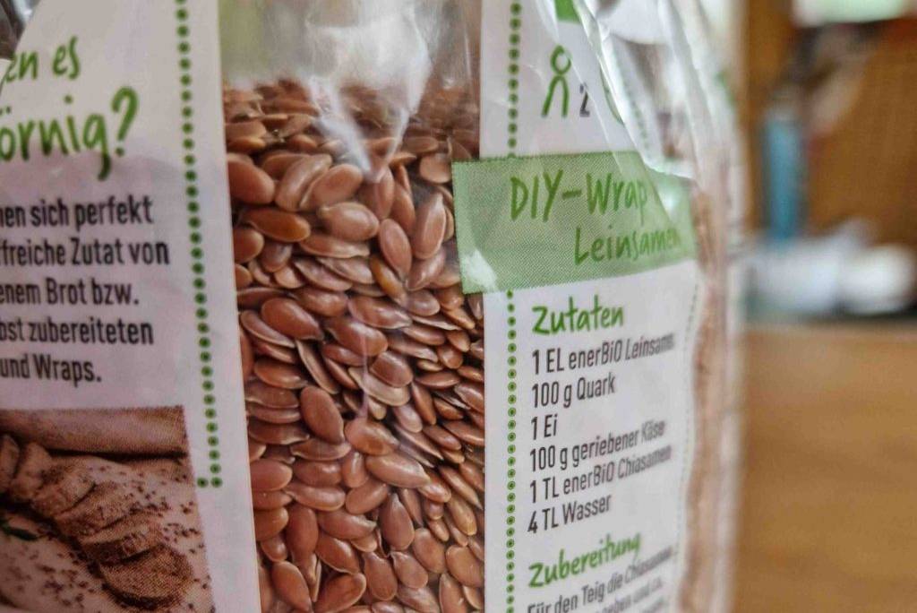 Leinsamen getestet: Verpackung von der Seite mit Leinsamen darin.