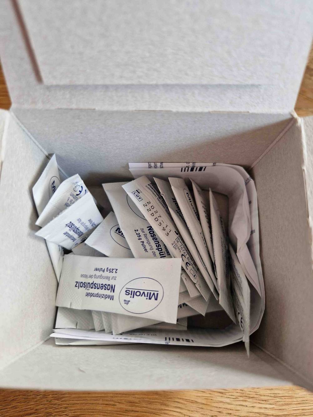 Nasenspülsalz getestet: In Ihrer Verpackung liegen mehrere einzelne Dosierbeutel des Nasenspülsalzes.