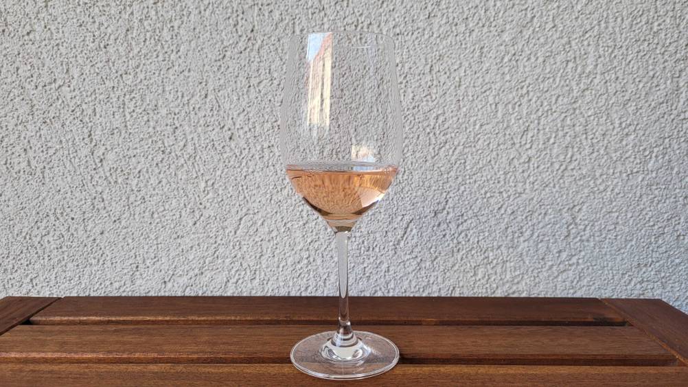 Roséwein im Test: Ein Weinglas mit Roséwein darin.