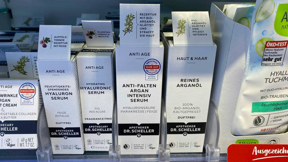 Im Test: Ein verpacktes Anti-Falten Serum neben anderen Produkten im Regal.