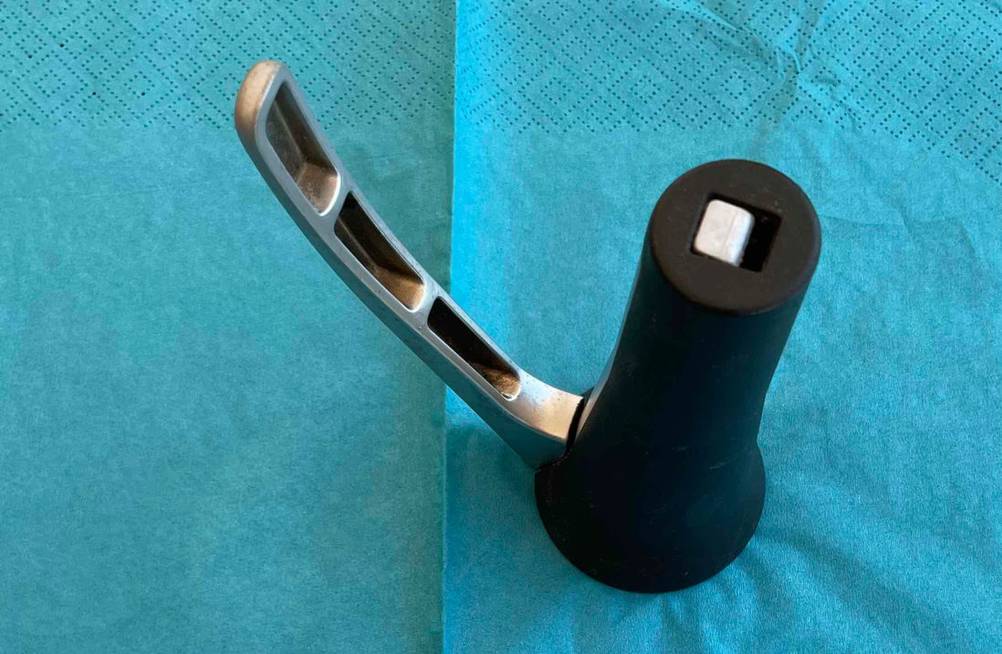 Nussknacker im Test: Ein Nussknacker auf auf einer blauen Serviette