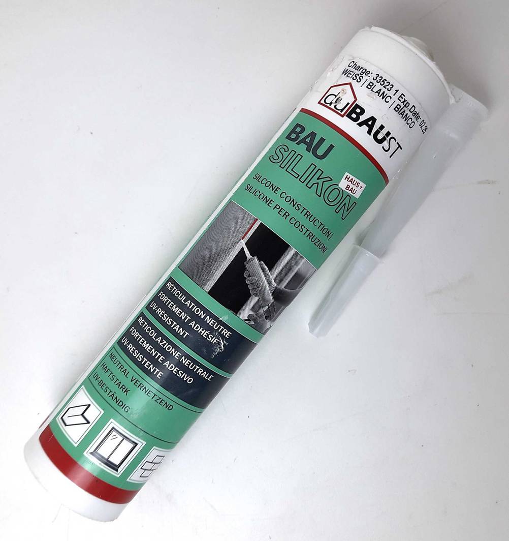 Weißes Silikon-Test: Die Verpackung des Silikons liegt auf einer weißen Fläche.