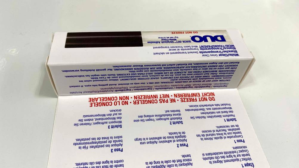 Wimpernkleber-Test: Verpackung eines Wimpernkleber liegend auf einer weißen Fläche.