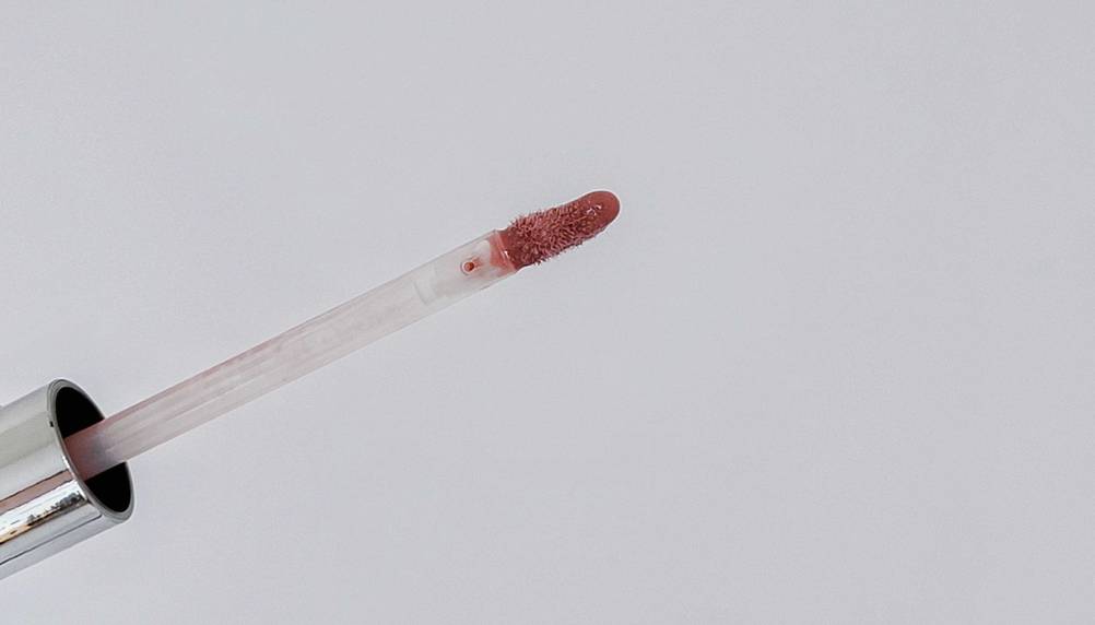 Applikator von Lipgloss im Test.