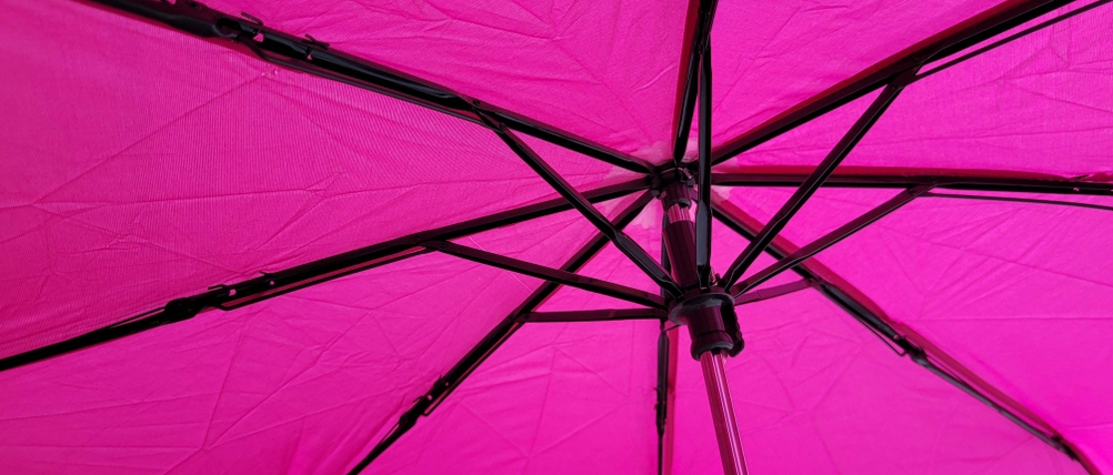 Nahaufnahme der Streben des getesteten Regenschirms.