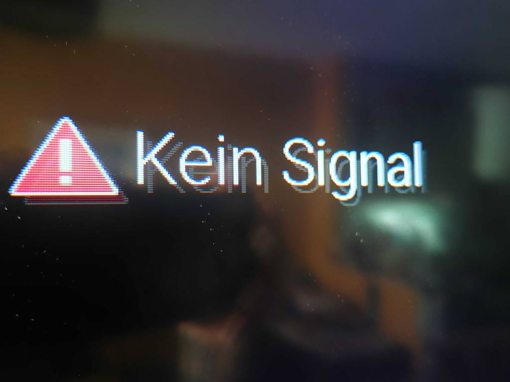 Nahaufnahme des eingeschalteten Bildschirms ohne Signal des Fernsehers bis 200 Euro im Test.
