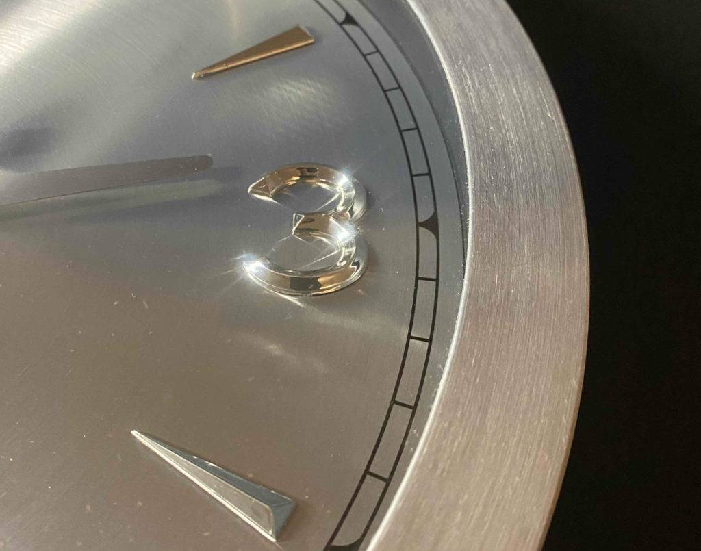 Lautlose-Funk-Wanduhr-Test: 3er-Ziffer einer Wanduhr im Fokus.