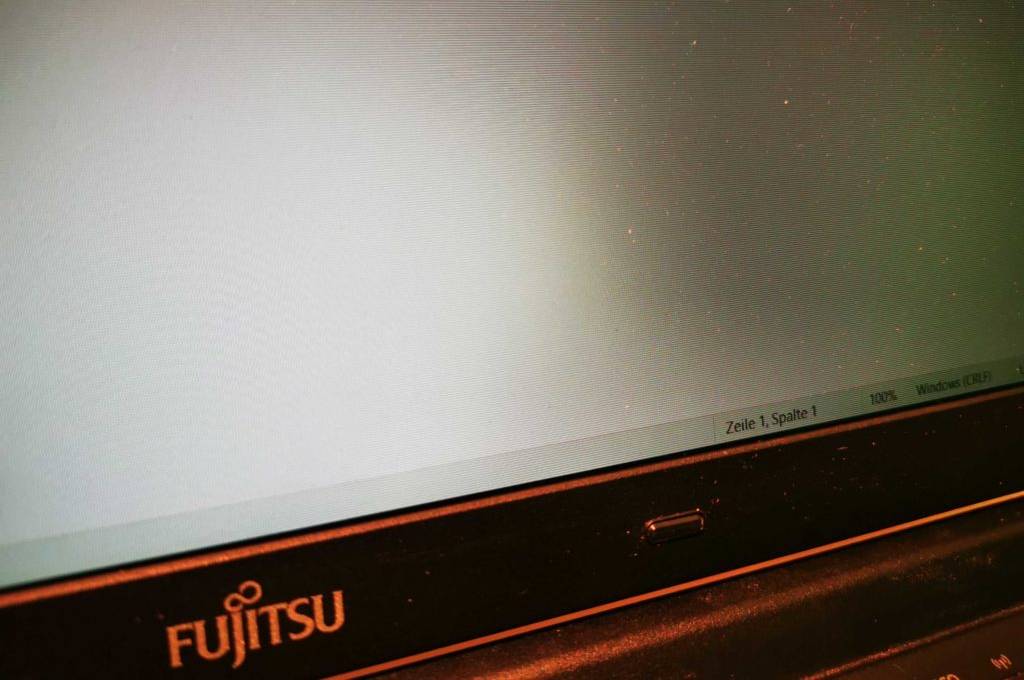 i5-Laptop getestet: Nahaufnahme Logo unter Display.