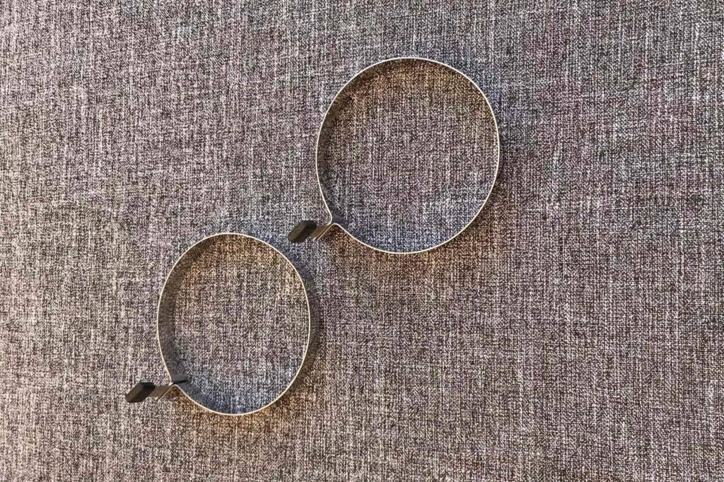 Zwei getestete Spiegeleiformen auf grauer Stoffoberfläche