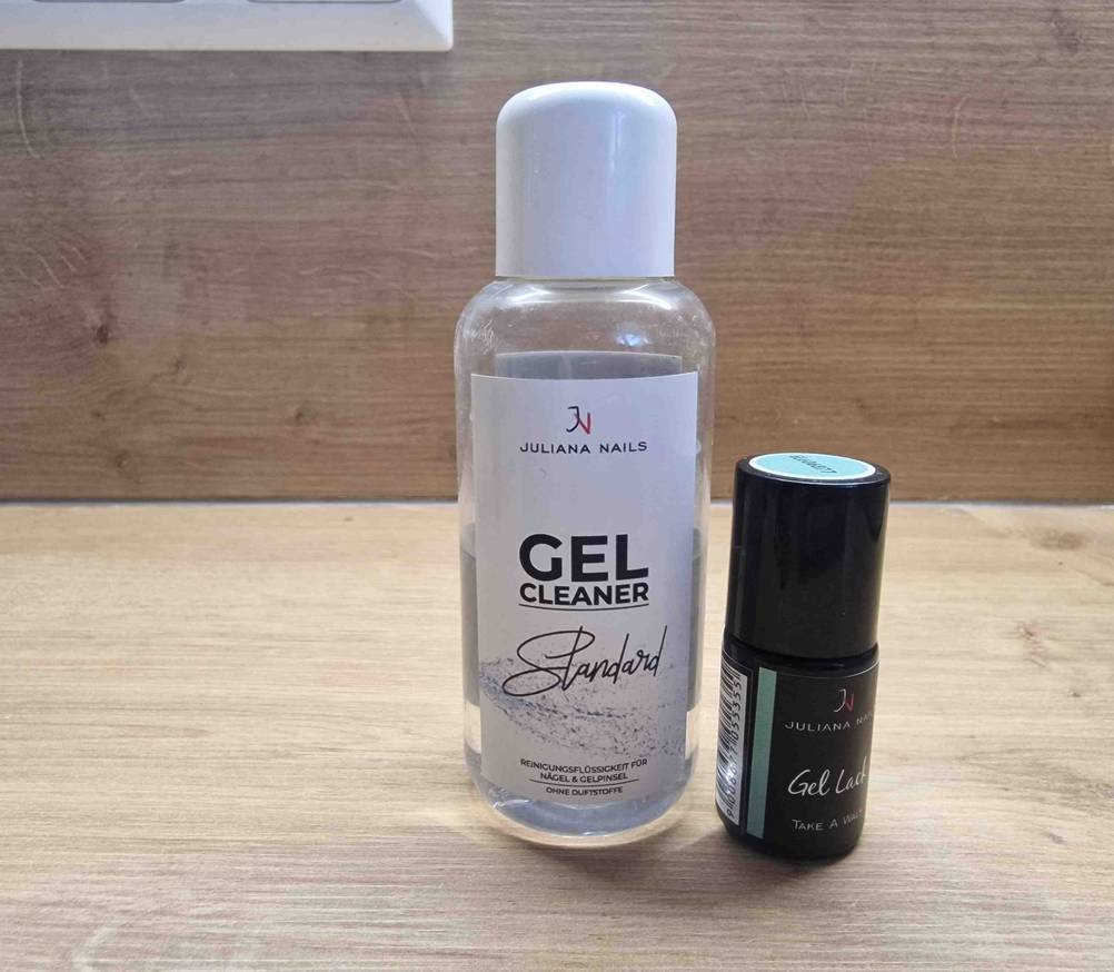 Gel-Nagellack-Test: Ein Gel-Nagellack und daneben ein Gel-Cleaner stehend.