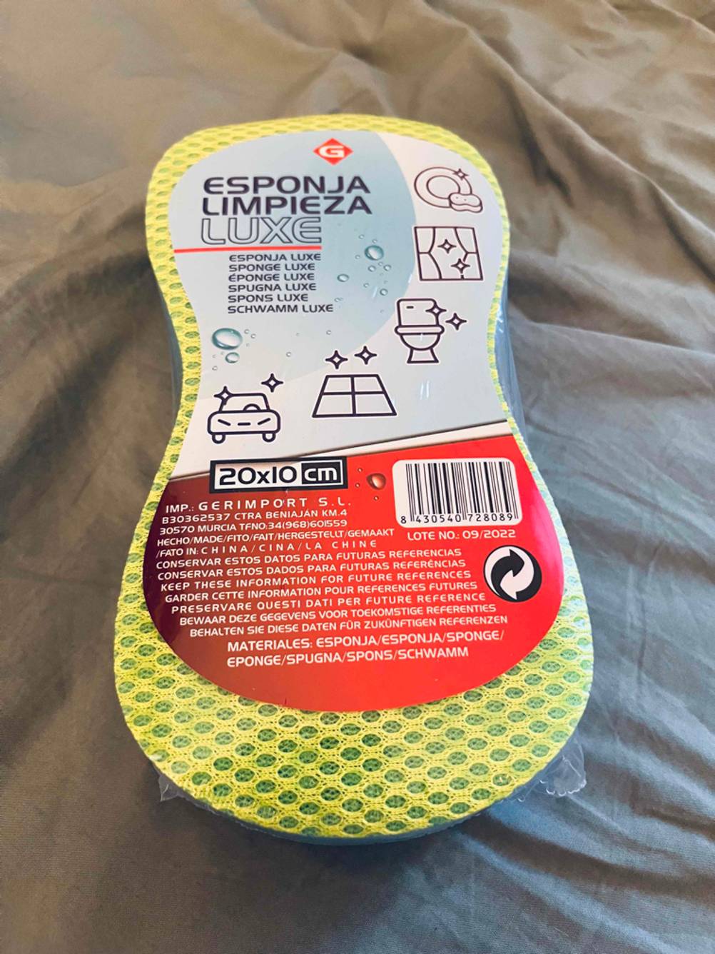 Polierschwamm getestet: Ein originalverpackter Schwamm liegt auf einer grauen Stoffoberfläche