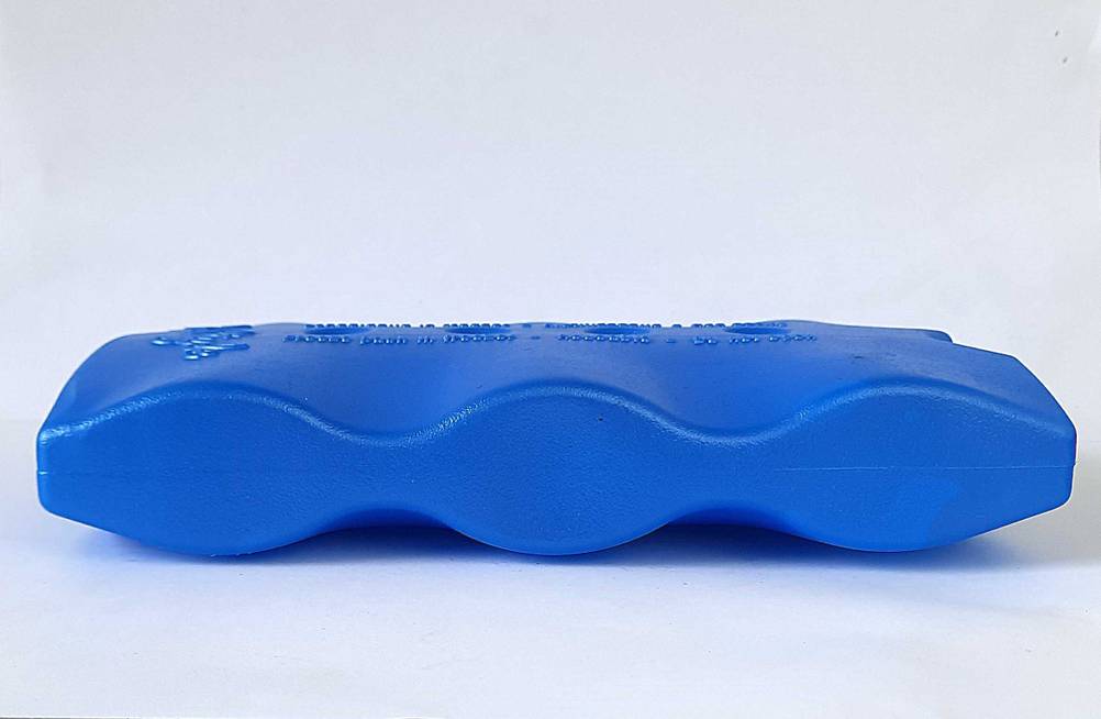 Der blaue Gel-Kühlakku, welcher getestet wurde, ist vor einem weißen Hintergrund platziert.