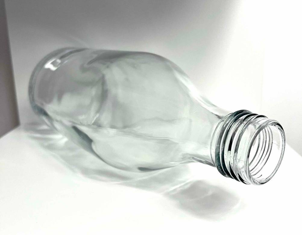 Wasserkaraffe-Test: eine liegende Wasserkaraffe ohne Verschluss.