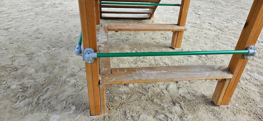 Spielturm im Test: Verstrebung an einem Spielturm, der auf einem Sandboden steht.