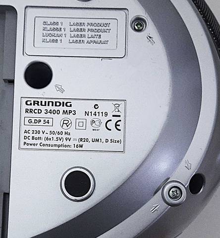 Markenzeichen und Informationen, welche sich auf der Unterseite des getesteten Kassettenrecorders befinden.