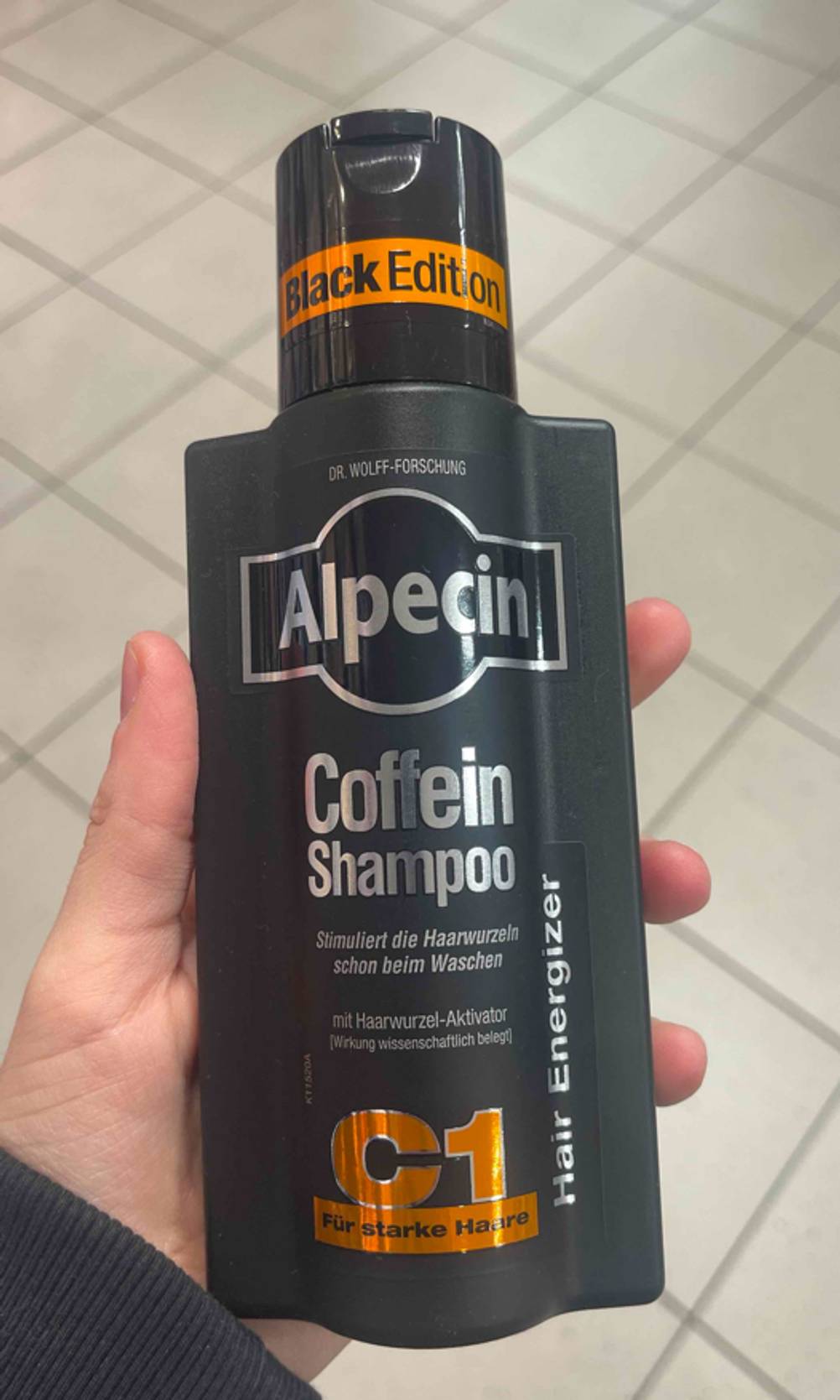 Haarwachstum-Shampoo-Test: Das Alpecin Coffein-Shampoo von vorn ersichtlich.