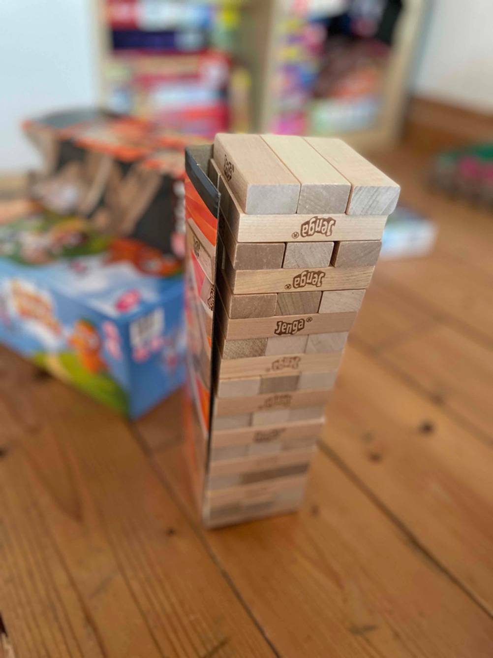 Aufgebauter Holzturm.