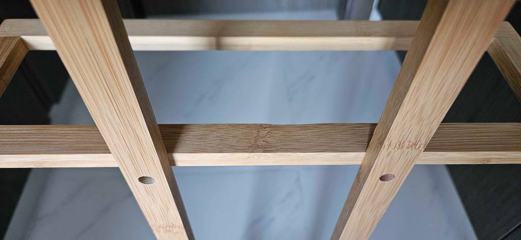 Herrendiener getestet: Detailaufnahme Holzstreben.