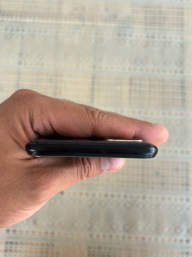 Smartphone mit großem Display getestet: ein Smartphone wird mit dem oberen Rahmen ersichtlich in der Hand gehalten.