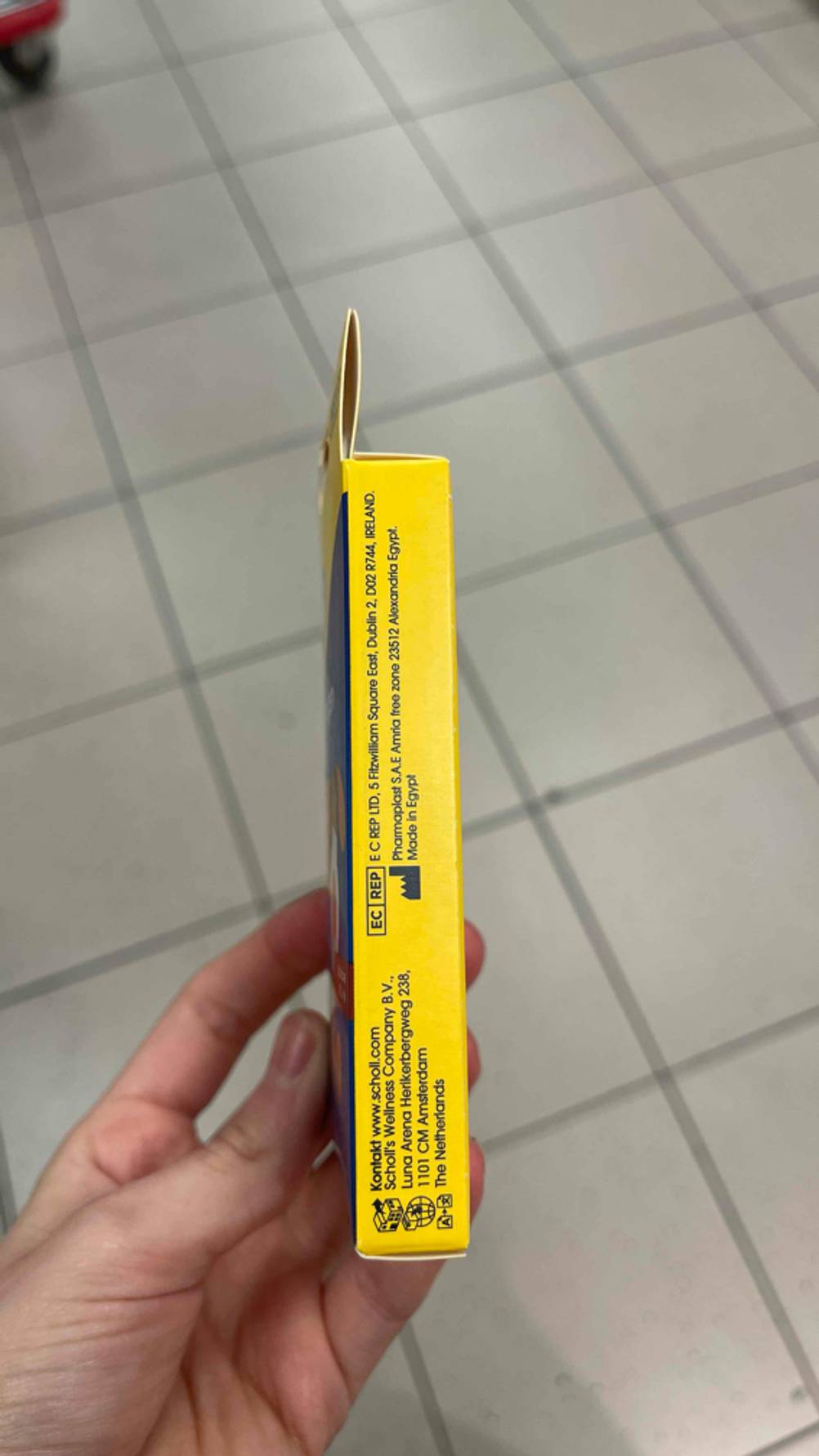 Hühneraugenpflaster-Test: Seitenansicht der Verpackung, worauf sich Informationen befinden.