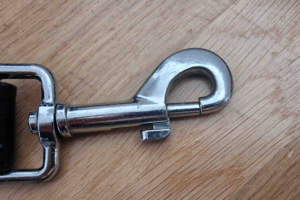Nahaufnahme vom Karabiner der getesteten Hundeleine