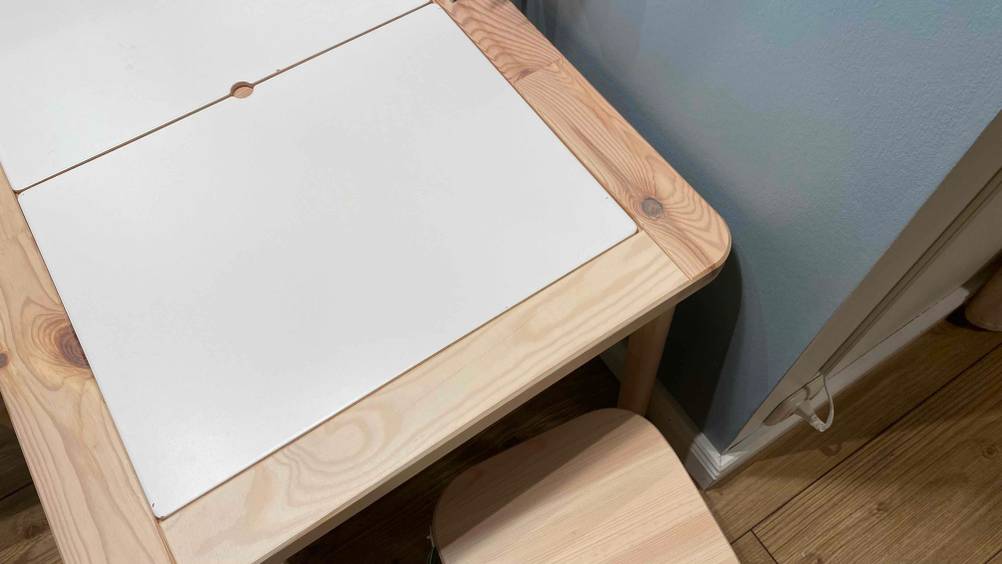 Kindertisch im Test: ein Kindertisch mit Aufbewahrungsmöglichkeit und davor ein Stuhl platziert.