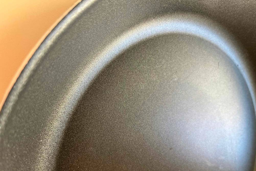 Pfanne 30 cm im Test: Nahaufnahme der Beschichtung einer Pfanne