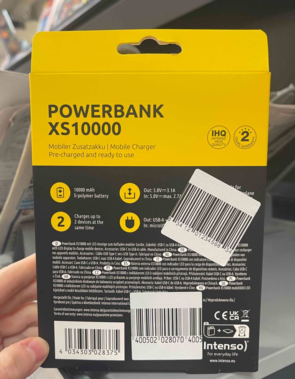 Rückseite der getesteten Intenso-Powerbank im Fokus.