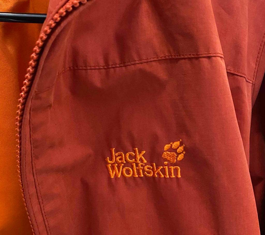 Outdoor-Jacken für Damen im Test: Logo einer Jack-Wolfskin Jacke im Fokus.