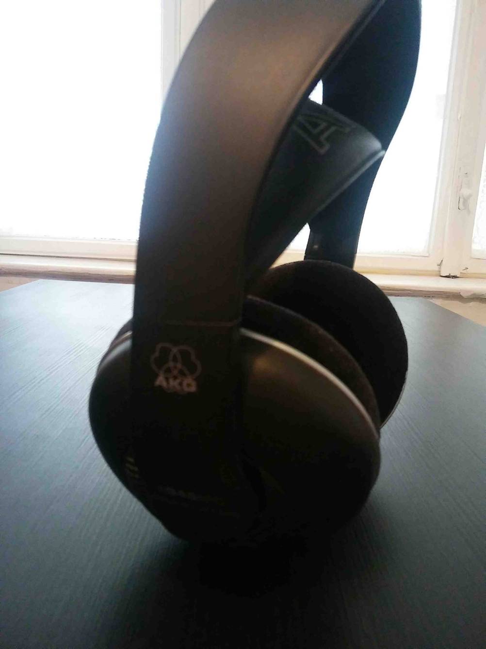 AKG-Kopfhörer im Test: schwarze AKG-Kopfhörer von der Seite ersichtlich.