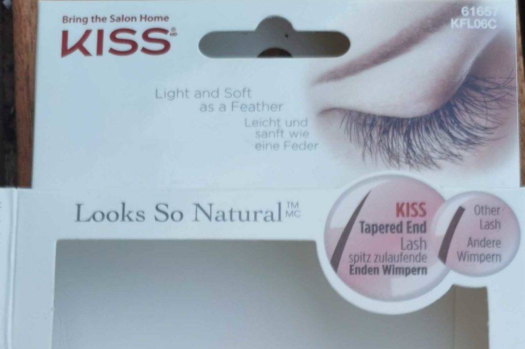 Künstliche Wimpern und Kleber zu sehen.