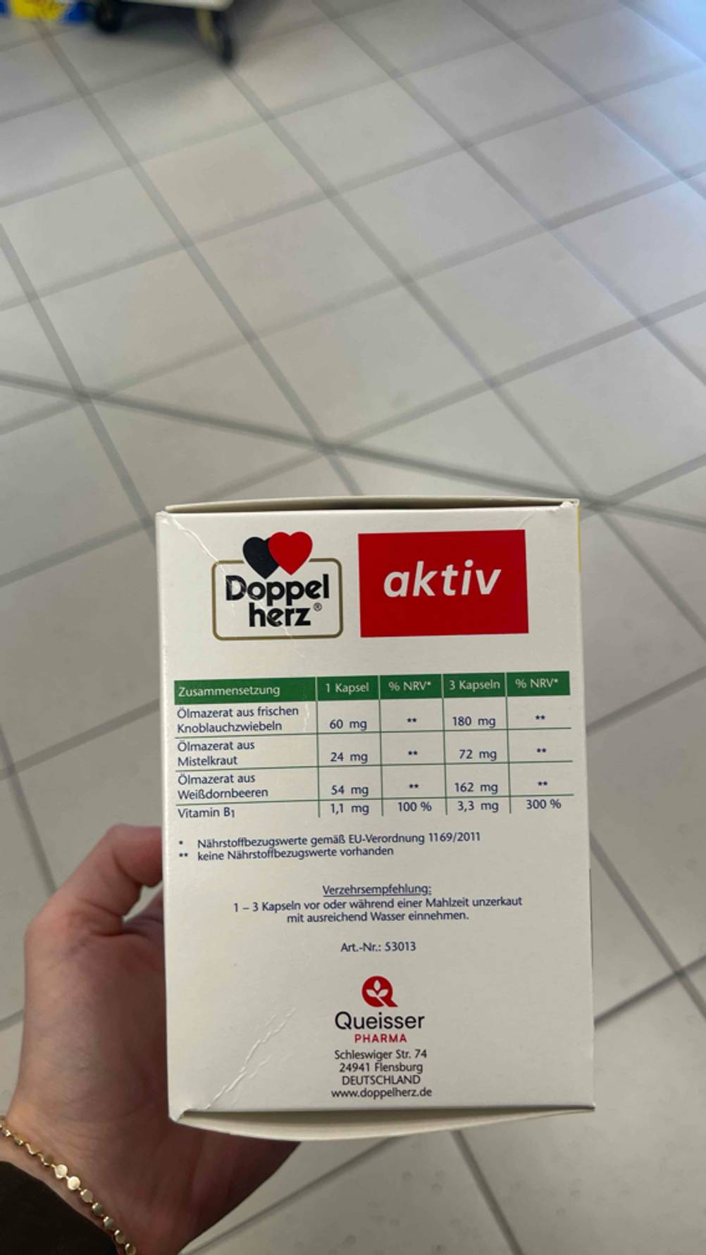 Seitenansicht der Verpackung von den getesteten Knoblauch-Mistel-Weißdorn-Kapseln, mit Blick auf die Zusammensetzung.